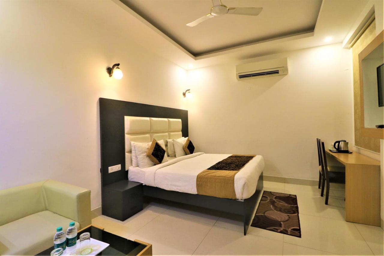 Hotel Aeropath Near Igi Airport Delhi Нью-Дели Экстерьер фото
